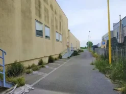 #10877 Capannone commerciale con ampia area parcheggio