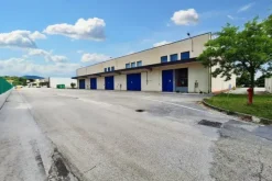 #21368 Capannone con impianto fotovoltaico, arredi e azioni societarie