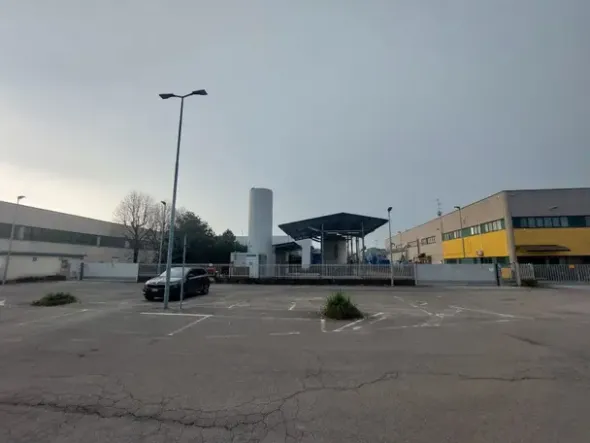 #2639020 Capannone con uffici e ampio piazzale