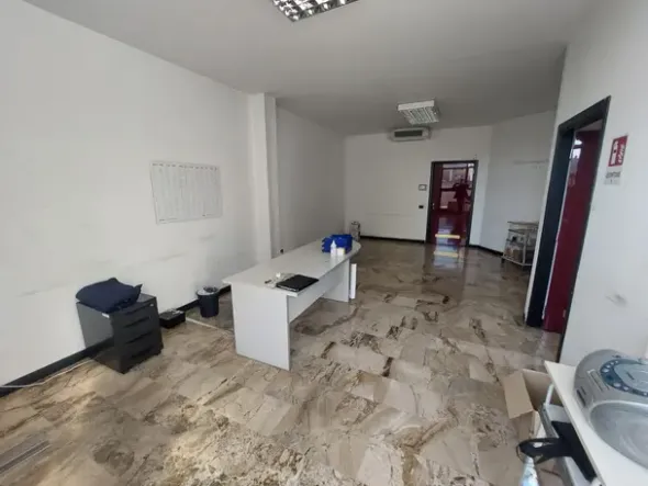#2639020 Capannone con uffici e ampio piazzale