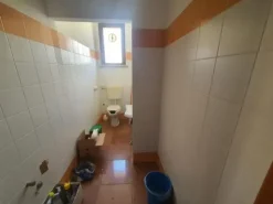 #25699 Capannone di due piani con corte