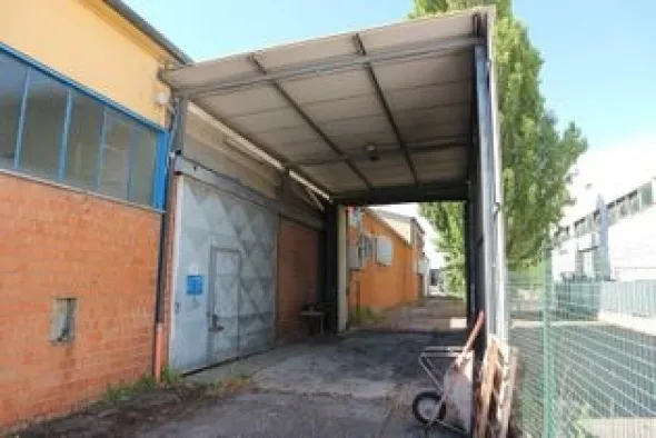 Capannone industriale con appartamento