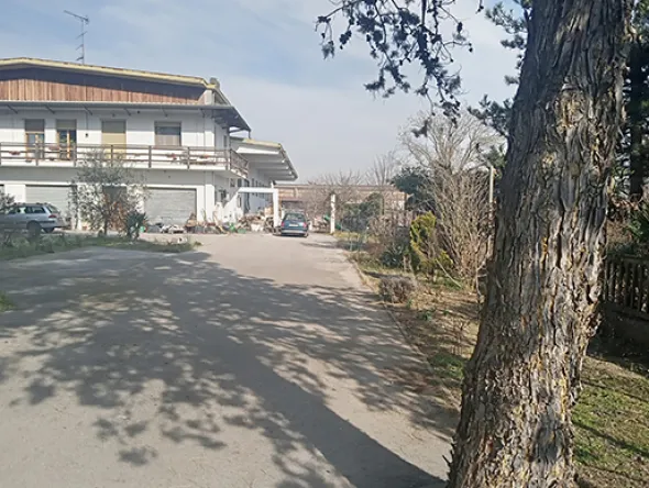 Capannone 860 m2 con sala mostra, uffici, appartamento