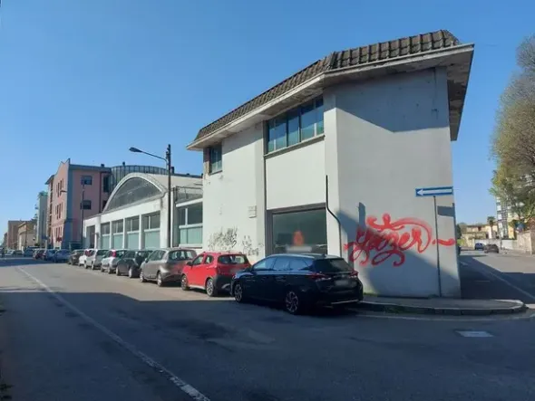 #19977 Capannone per esposizione e ricovero di autovetture con uffici