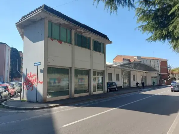 #19977 Capannone per esposizione e ricovero di autovetture con uffici