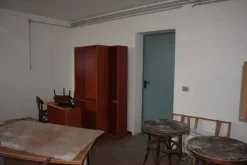#4414 Capannone su due livelli con uffici e corte