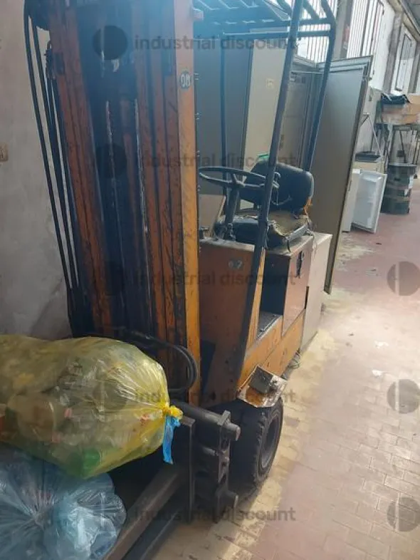 7#9351 Carrelli elevatori