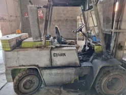 7#9649 Carrelli elevatori Clark e Om