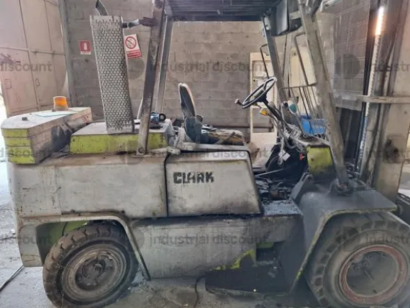 7#9649 Carrelli elevatori Clark e Om