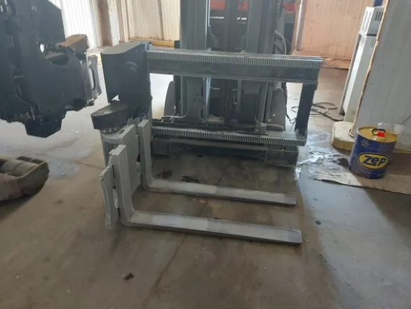 28#7675 Carrelli elevatori trilaterali BT