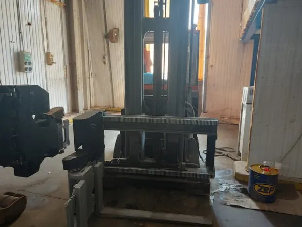 28#7675 Carrelli elevatori trilaterali BT