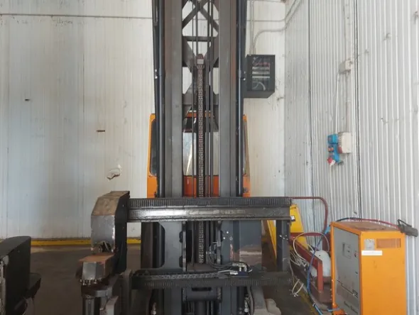 28#7675 Carrelli elevatori trilaterali BT