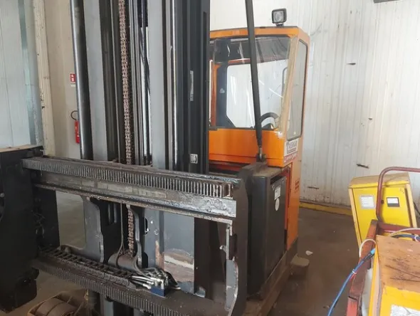 28#7675 Carrelli elevatori trilaterali BT