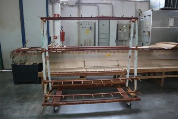 5#5547 Carrelli in ferro e tubi per impianto aspirazione