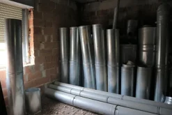 5#5547 Carrelli in ferro e tubi per impianto aspirazione