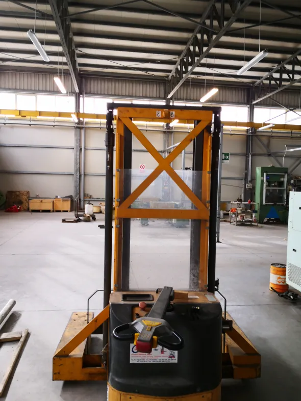CARRELLO ELEVATORE A 4 VIE