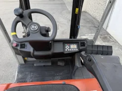 Carrello elevatore elettrico 3 ruote BT Cesab C3 E160