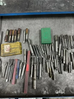 Cassettiera con 11 cassetti contenenti punte trapano