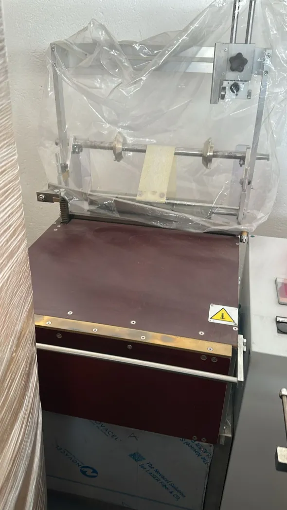 CELLOPHANATRICE SEMI-AUTOMATICA PER PROFUMI
