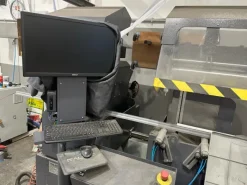 centro di lavoro 5 assi e troncatrice doppia testa