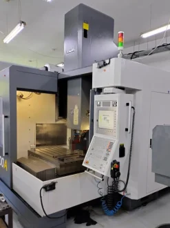 Centro di lavoro CNC YCM FP100A