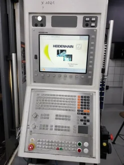 Centro di lavoro CNC YCM FP100A