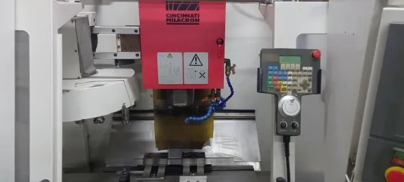 Centro di lavoro verticale CNC CINCINNATI MILACRON