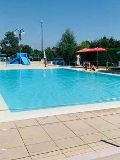 CENTRO SPORTIVO CON PISCINE