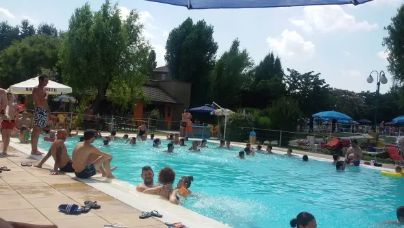 CENTRO SPORTIVO CON PISCINE