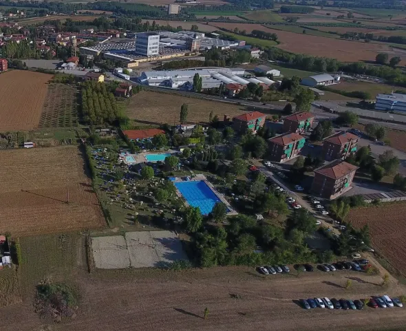 CENTRO SPORTIVO CON PISCINE