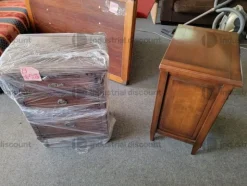 49#9481 Comodini in legno e tavolo