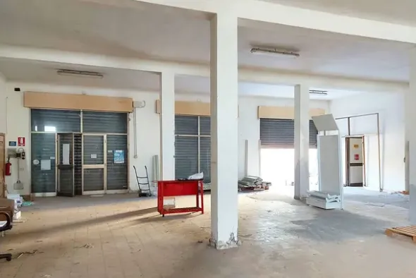 #19433 Complesso commerciale con cortile e pertinenze