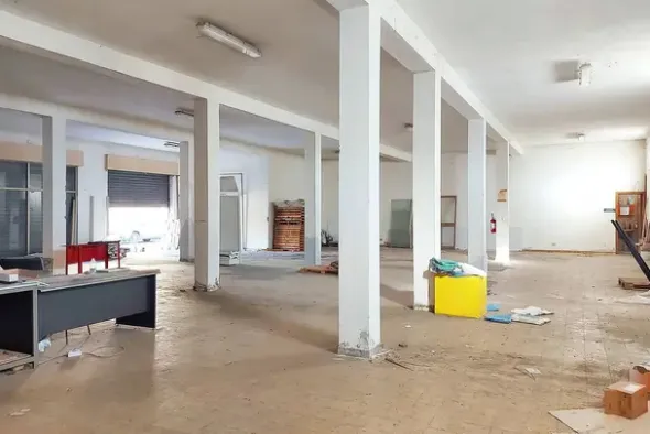 #19433 Complesso commerciale con cortile e pertinenze