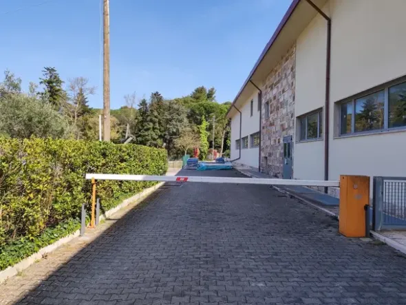 #18114 Complesso commerciale con pertinenze
