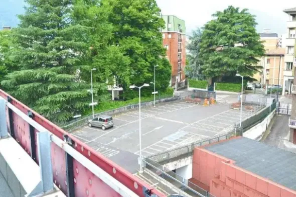 #14497 Complesso commerciale e ampio parcheggio