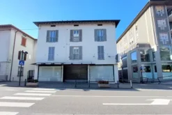 #14497 Complesso commerciale e ampio parcheggio