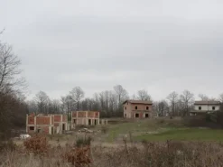 #13727 Complesso con villini in costruzione e terreni