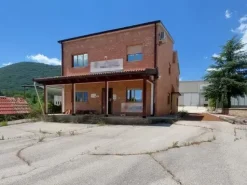 #18482 Complesso industriale con uffici, laboratorio/magazzino, tettoia, piazzali e terreni edificabili