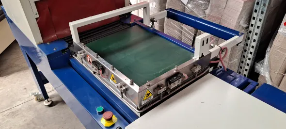 CONFEZIONATRICE SEMIAUTOMATICA ANGOLARE CON TUNNEL
