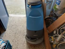 5#12020 Container in metallo, apparecchiature da lavoro con ricambi e indumenti da lavoro