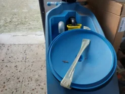 5#12020 Container in metallo, apparecchiature da lavoro con ricambi e indumenti da lavoro