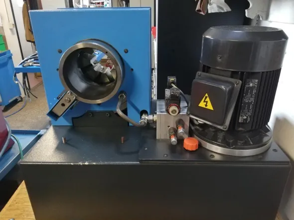 crimpatrice per tubi alta pressione UNIFLEX