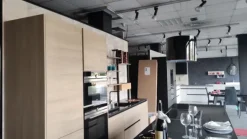 cucina con isola, completo di elettrodomestici