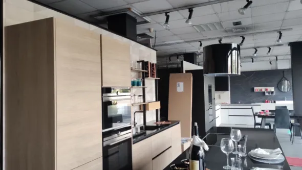 cucina con isola, completo di elettrodomestici