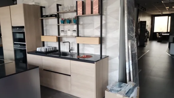 cucina con isola, completo di elettrodomestici