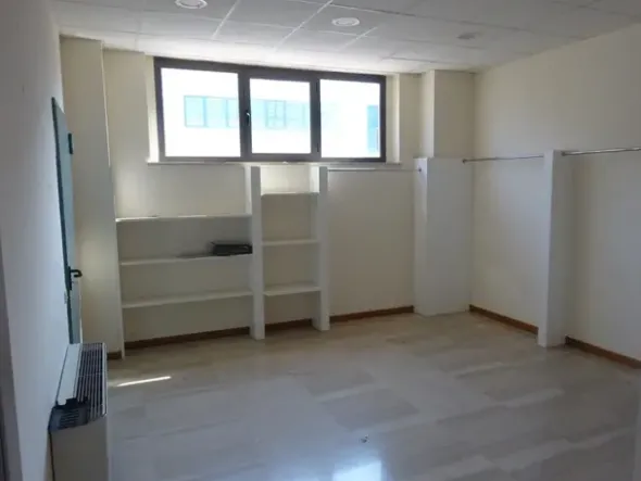 #8233 Deposito con uffici in complesso commerciale
