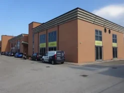 #8233 Deposito con uffici in complesso commerciale