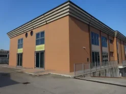 #8233 Deposito con uffici in complesso commerciale