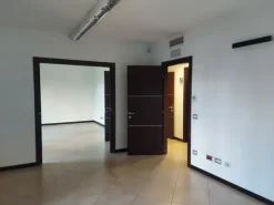 #18944 Due uffici in complesso residenziale con piscina