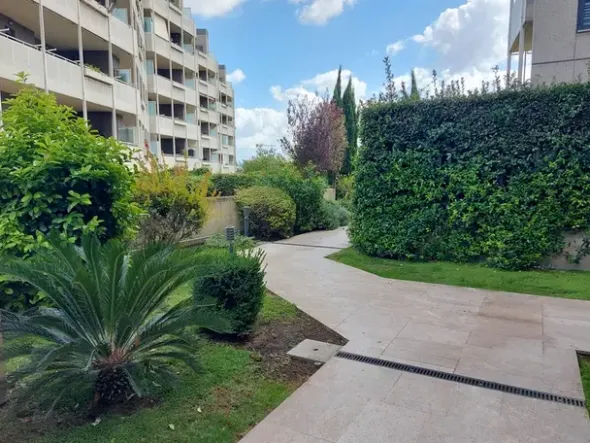 #18944 Due uffici in complesso residenziale con piscina